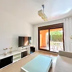 Beautiful 2-bedroom Frontline アパート エステポナ