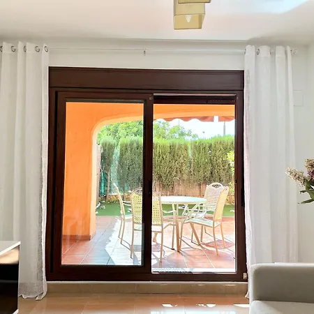 Beautiful 2-bedroom Frontline Lejlighed *